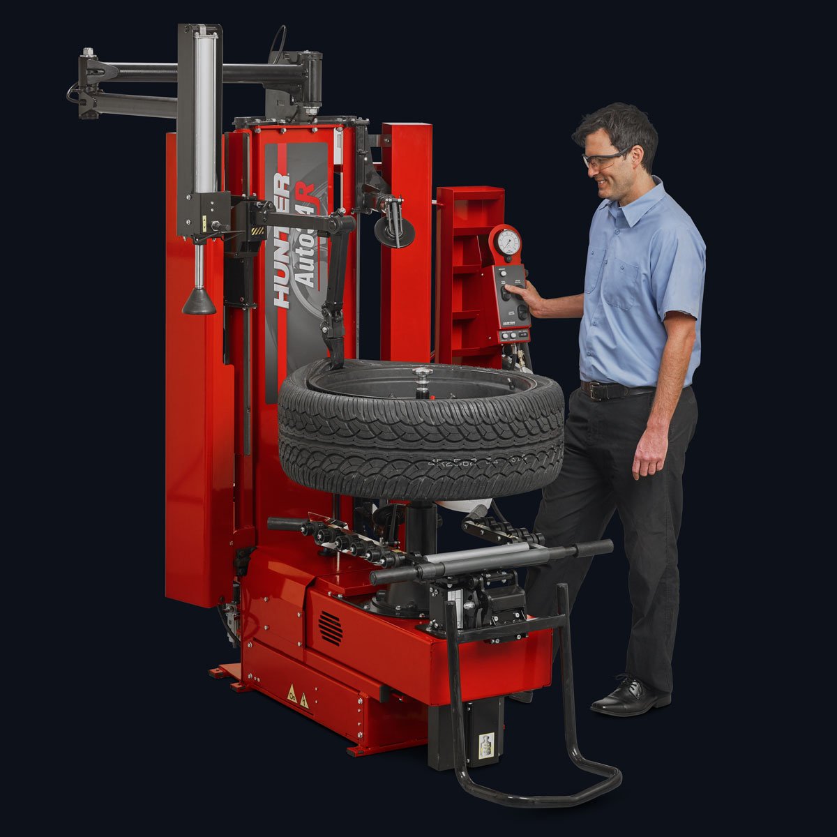 technician operating hunter auto34r tire changer