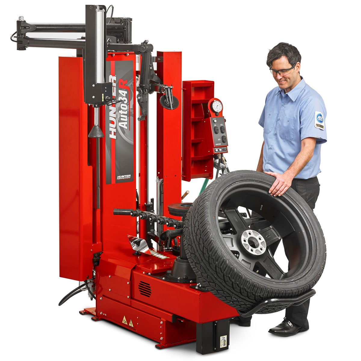 technician using auto34r wheel lift