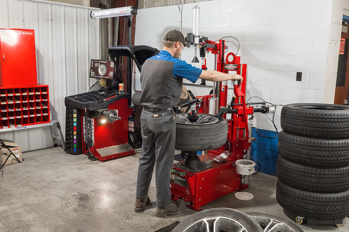 tc-tc39-realshop-auffenbergford2.jpg tech using bead roller on tc39 tire changer