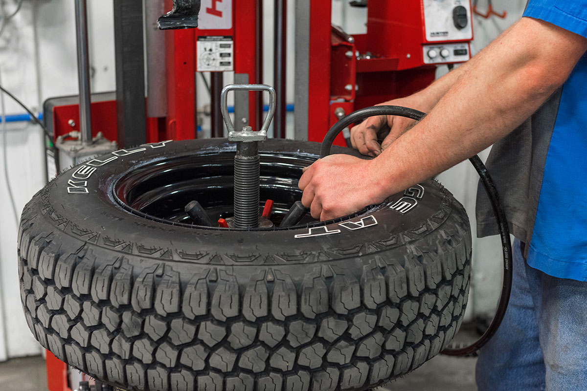 tc-tca-realshop-fullthrottle3.jpg blast inflation feature on hunter auto34s tire changer