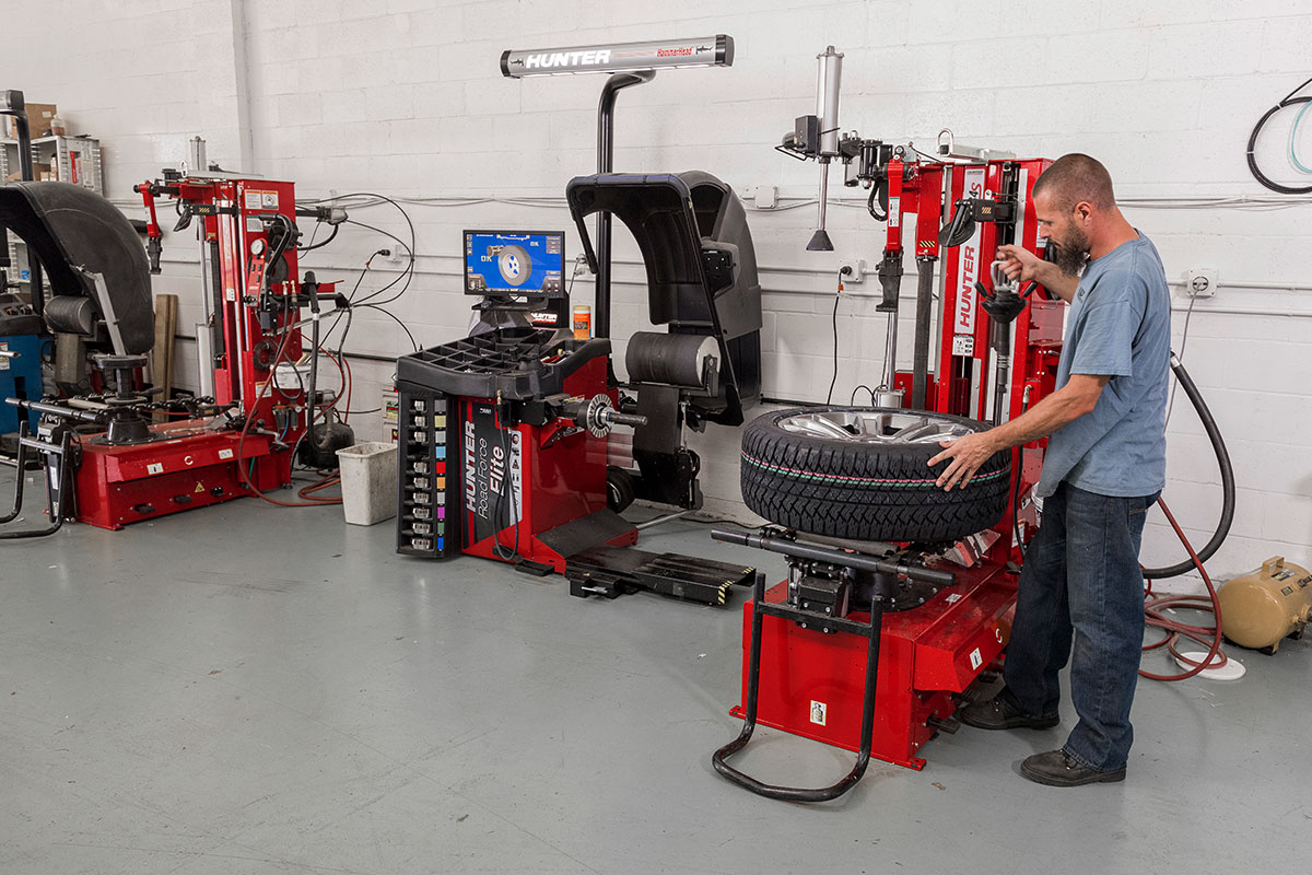 tc-tca-realshop-vip1.jpg tech clamping tire on auto34s tire changer