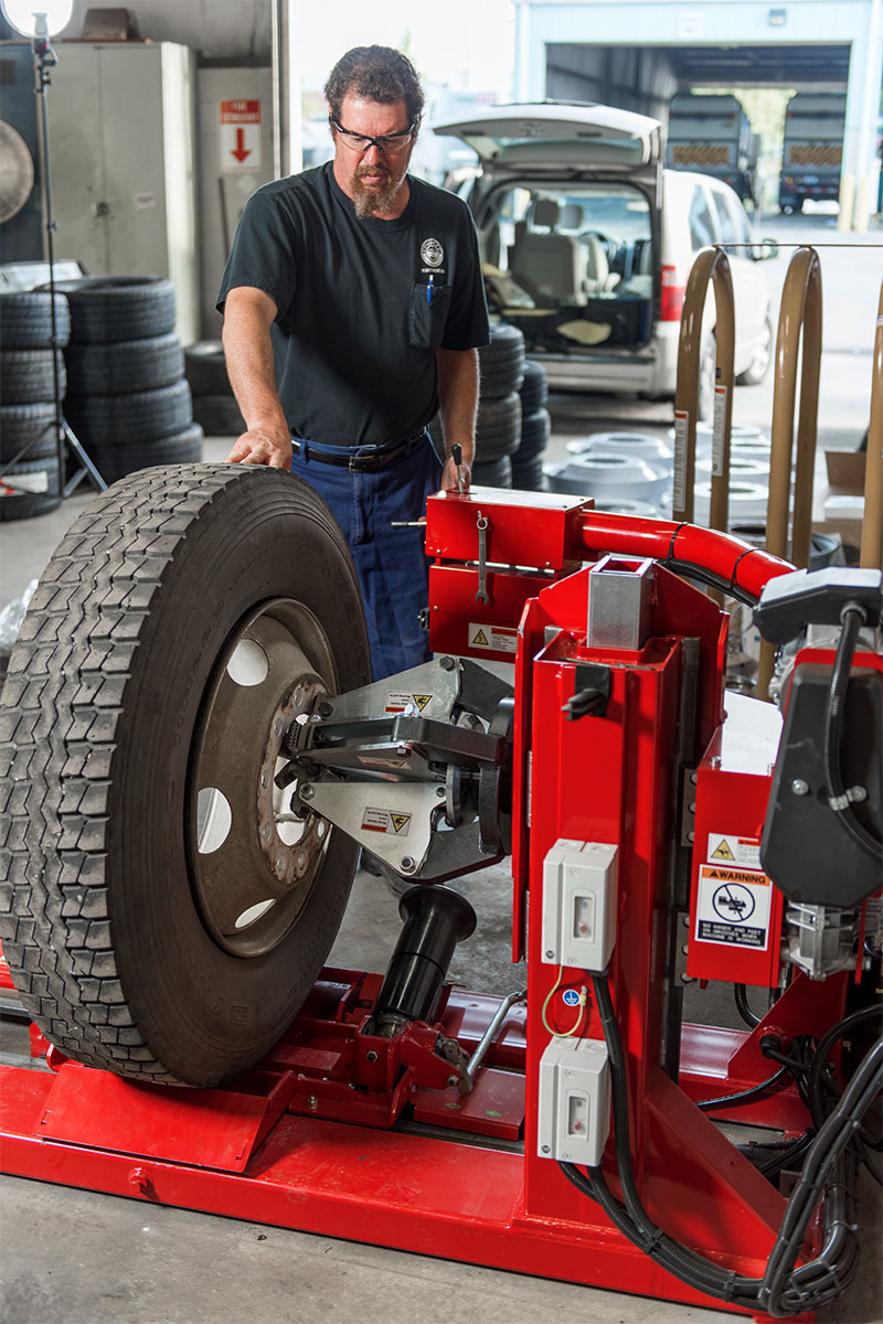 tc-tcx625hd-realshop-kirkwoodcity1.jpg tech using hunter tcx625 tire changer