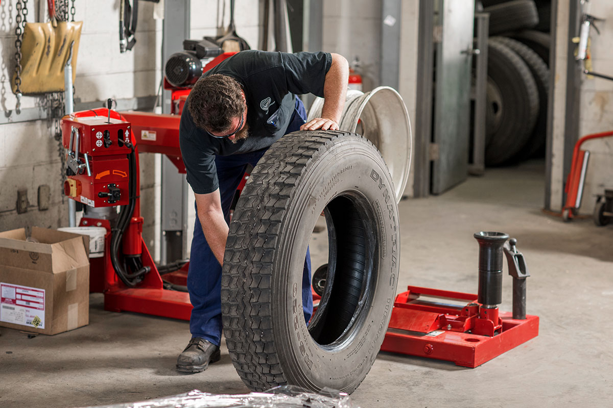 tc-tcx625hd-realshop-kirkwoodcity3.jpg tech applying lube to heavy duty tire