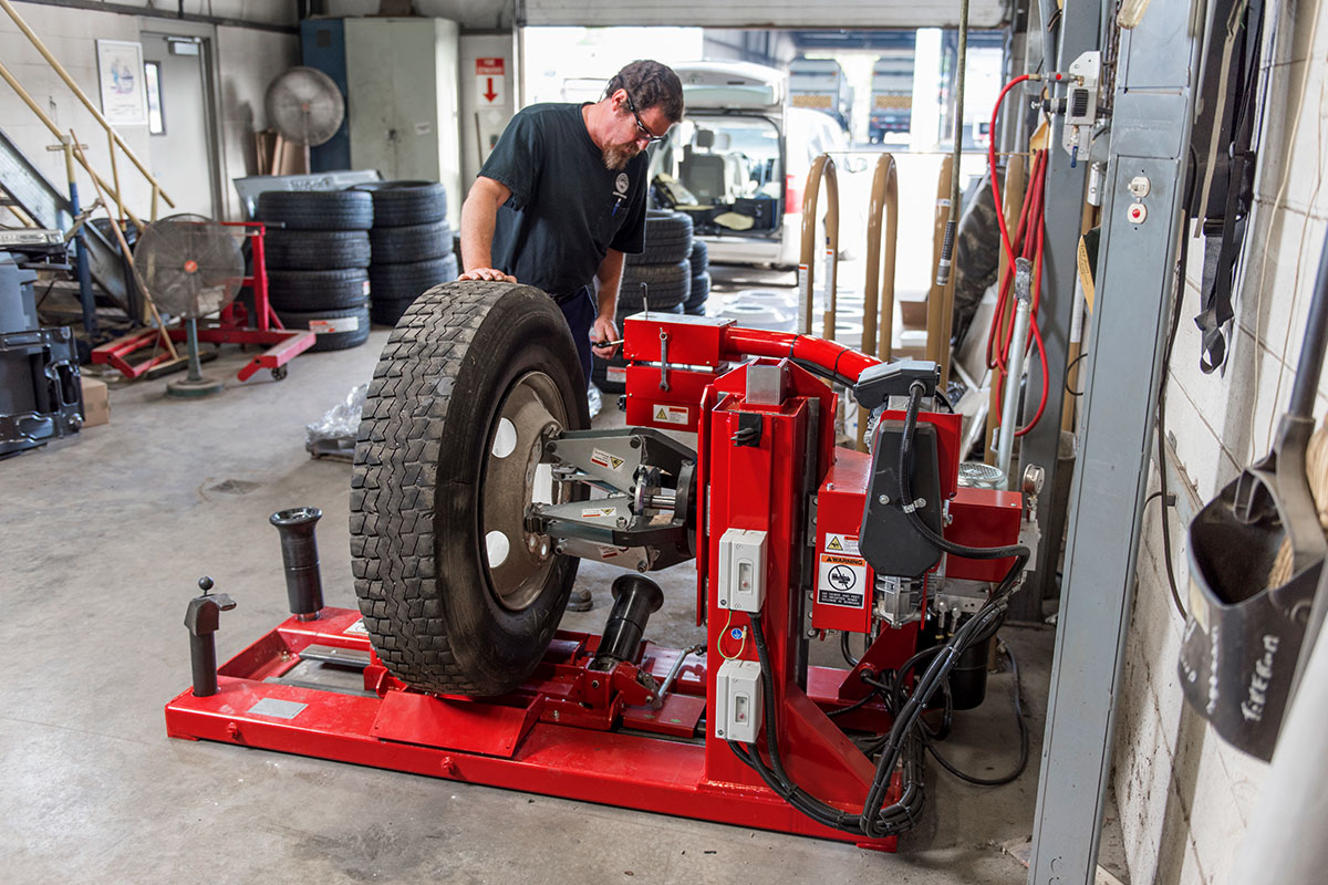 tc-tcx625hd-realshop-kirkwoodcity4.jpg technician using hunter tcx625HD tire changer