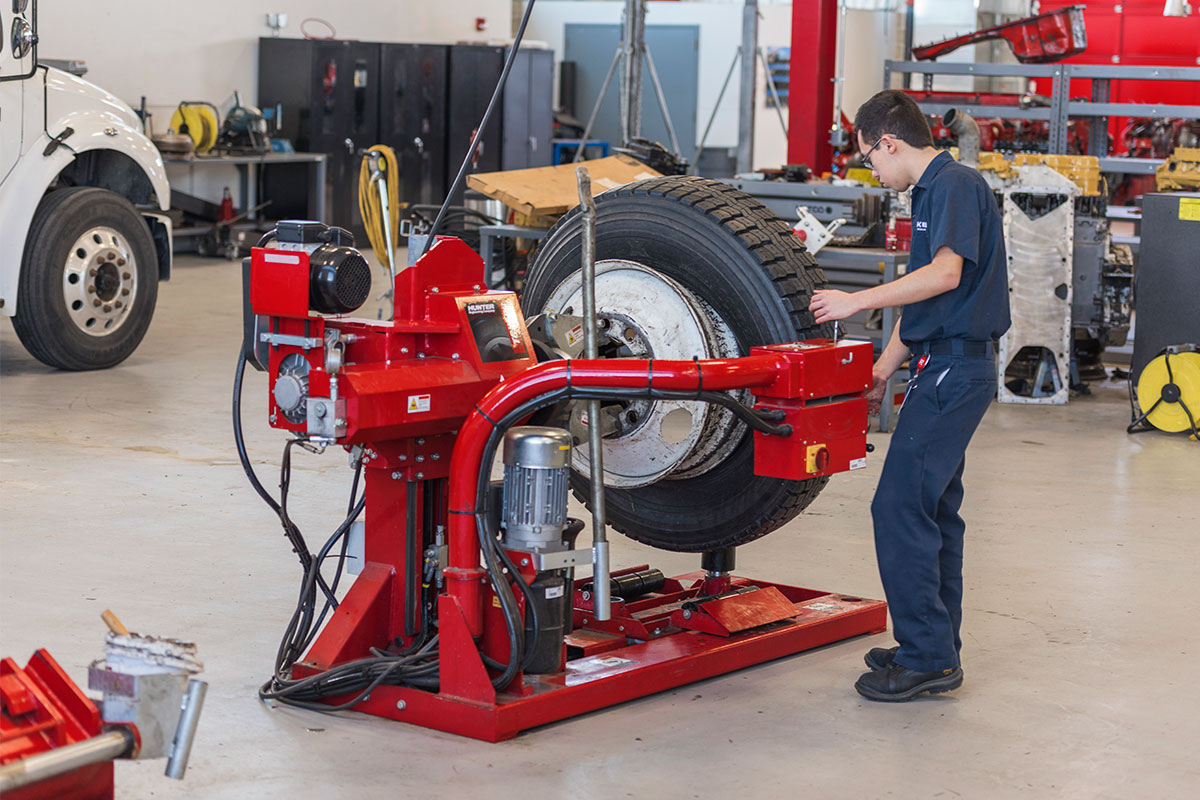 tc-tcx625hd-realshop-ranken3.jpg operator changing tire on hunter heavy duty tire machine