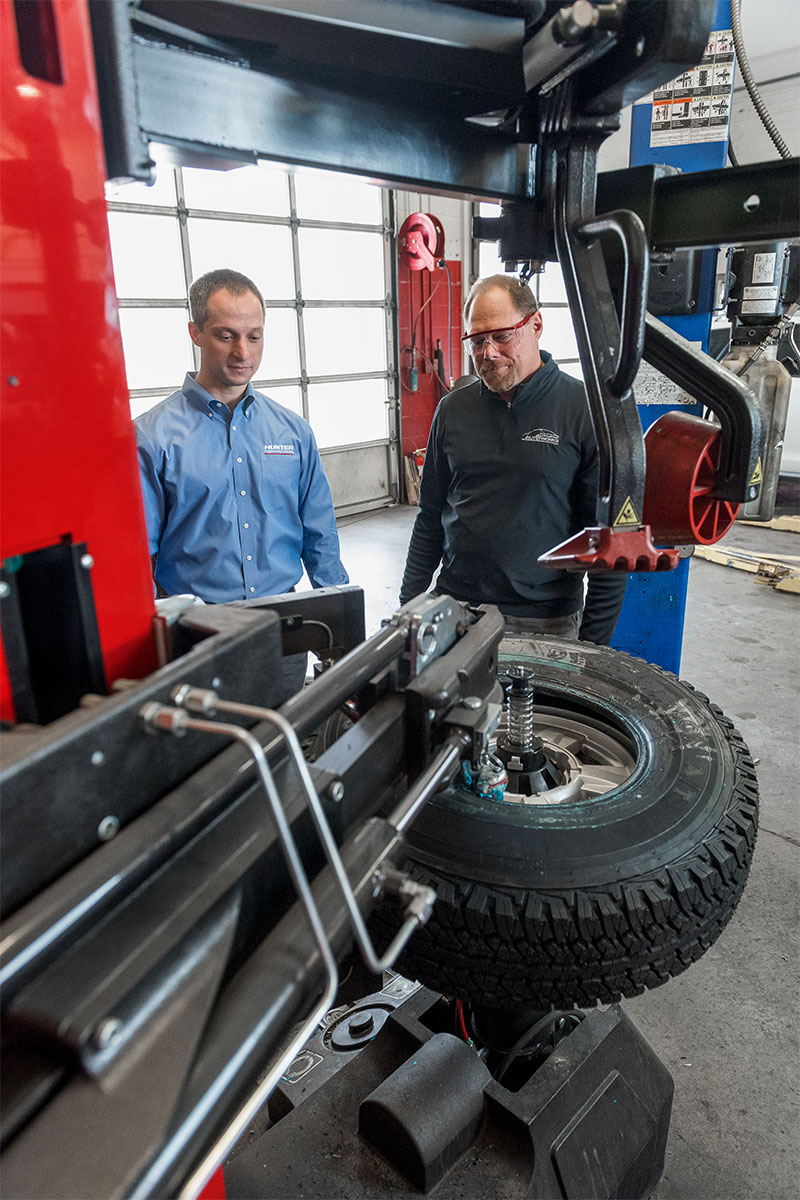 Revolution™ WalkAway™ Tire Changer Hunter Engineering Company®