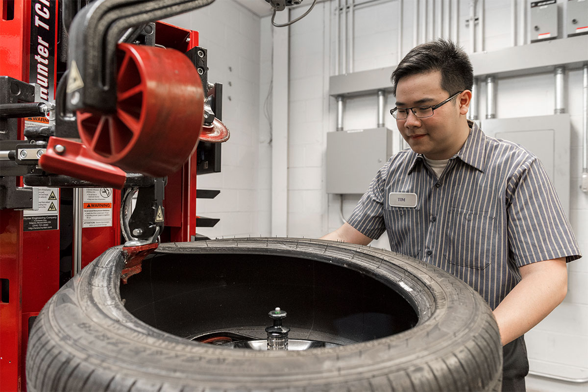 Revolution™ WalkAway™ Tire Changer Hunter Engineering Company®