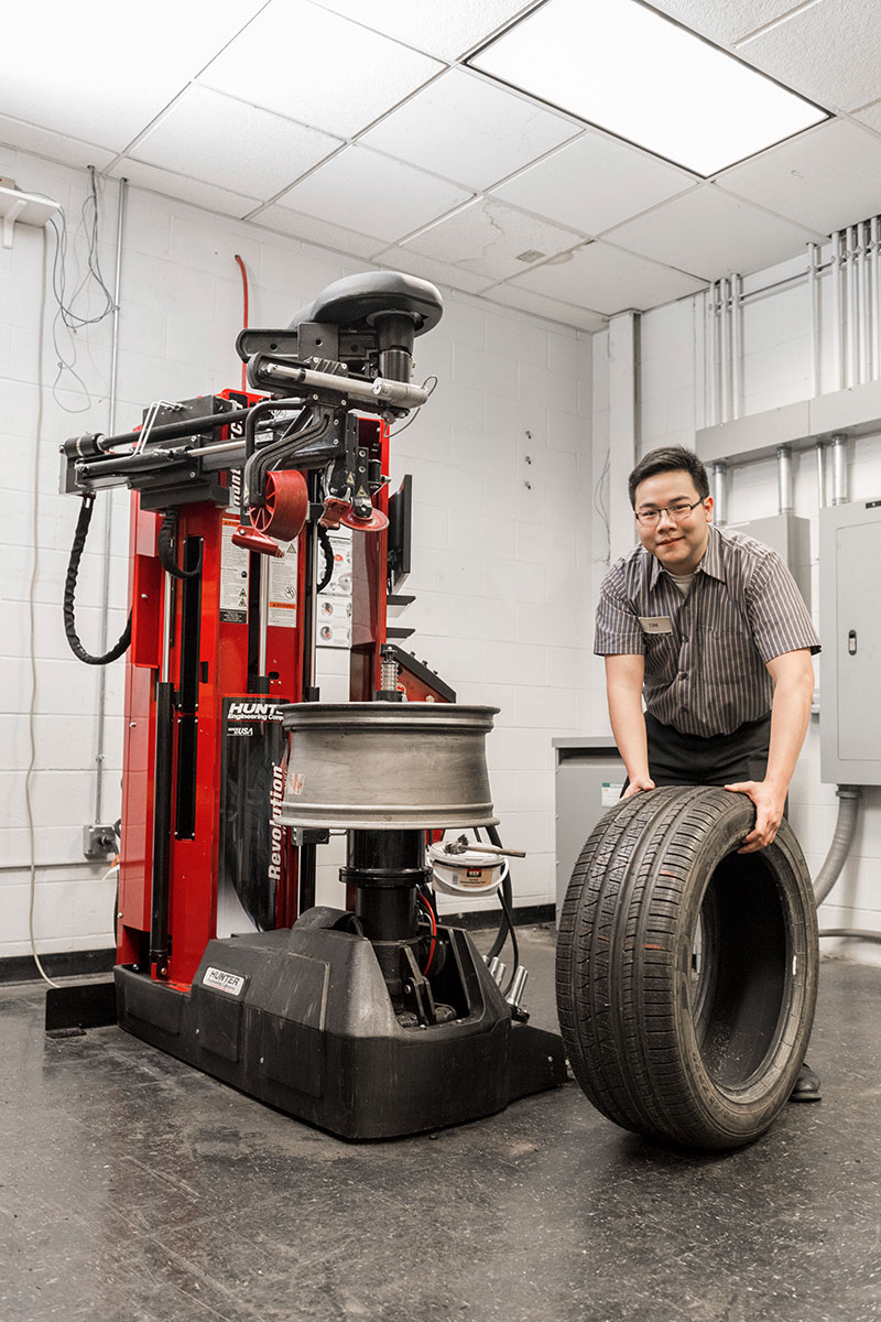 Revolution™ Tire Changer Hunter Engineering Alignment Machine