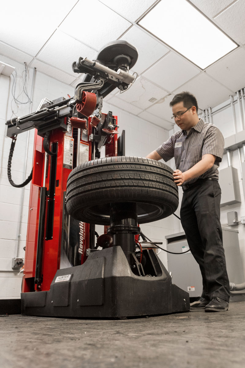 Revolution™ WalkAway™ Tire Changer Hunter Engineering Company®