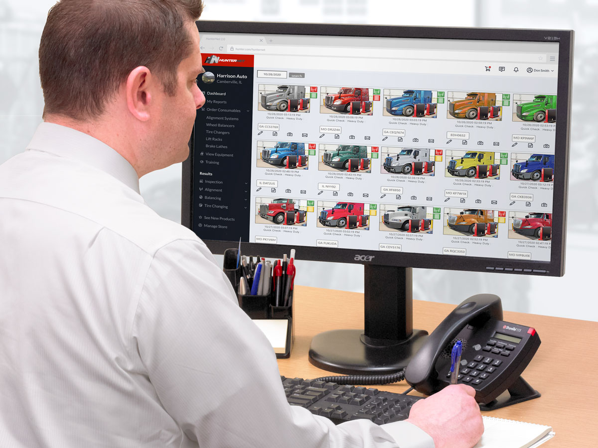 manager using hunternet quick view truck fleet